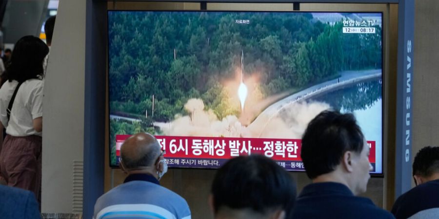 dpatopbilder - Auf einem Fernsehbildschirm ist während einer Nachrichtensendung am Bahnhof von Seoul in Südkorea ein Archivbild des nordkoreanischen Raketenstarts zu sehen. Foto: Ahn ...