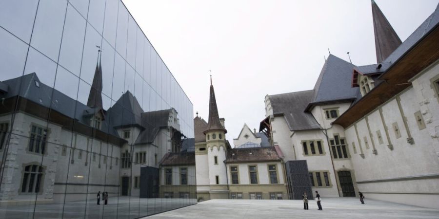 Der Altbau des historischen Museums Bern mit seinen Türmchen muss saniert werden. (Archivbild)