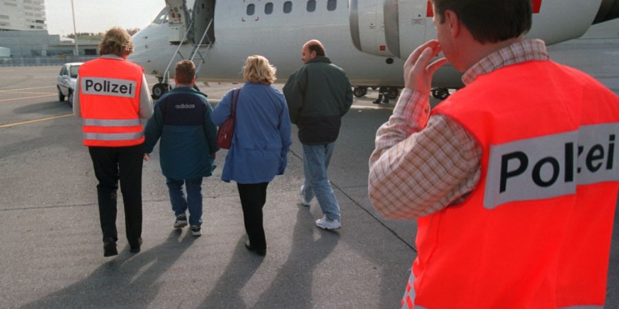 Mit dem neuen EU-Asyl- und Migrationspakt ist Italien eigentlich verpflichtet, wieder Asylsuchende aus der Schweiz zurückzunehmen. (Archivbild einer Rückführung am Flughafen Zürich-...
