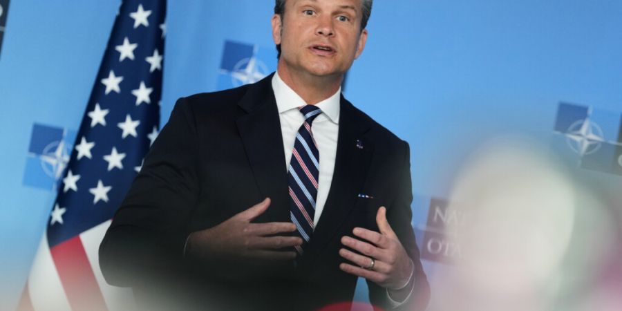 ARCHIV - Pete Hegseth, US-Verteidigungsminister, spricht bei einer Pressekonferenz anlässlich seiner Ankunft zu einem Treffen der NATO-Verteidigungsminister im NATO-Hauptquartier. Foto...