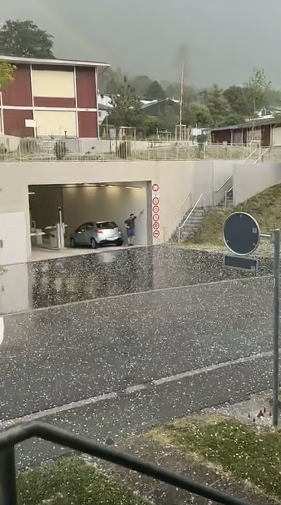 Der Hagel war heftig, wie Bilder zeigen.