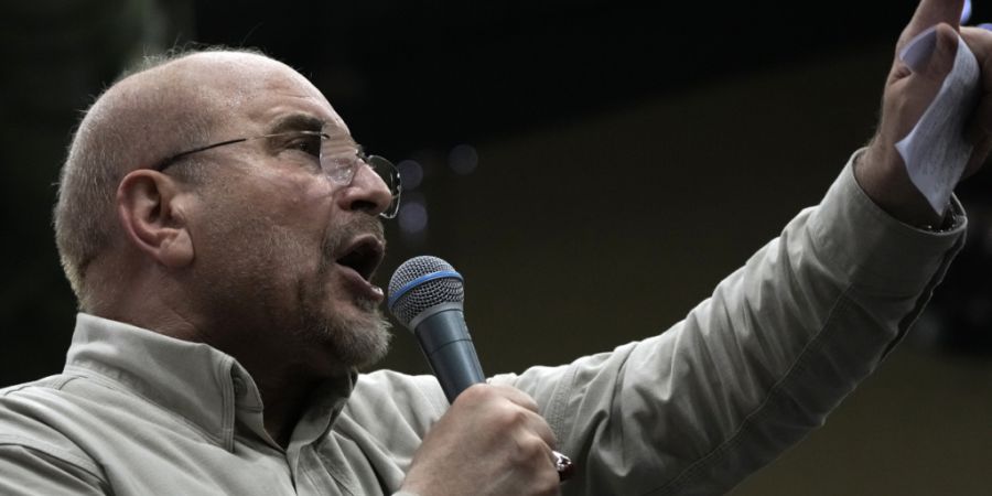 ARCHIV - Der iranische Parlamentspräsident Mohammed Bagher Ghalibaf, Kandidat für die Präsidentschaftswahlen, spricht bei einer Wahlkampfveranstaltung. Foto: Vahid Salemi/AP/dpa