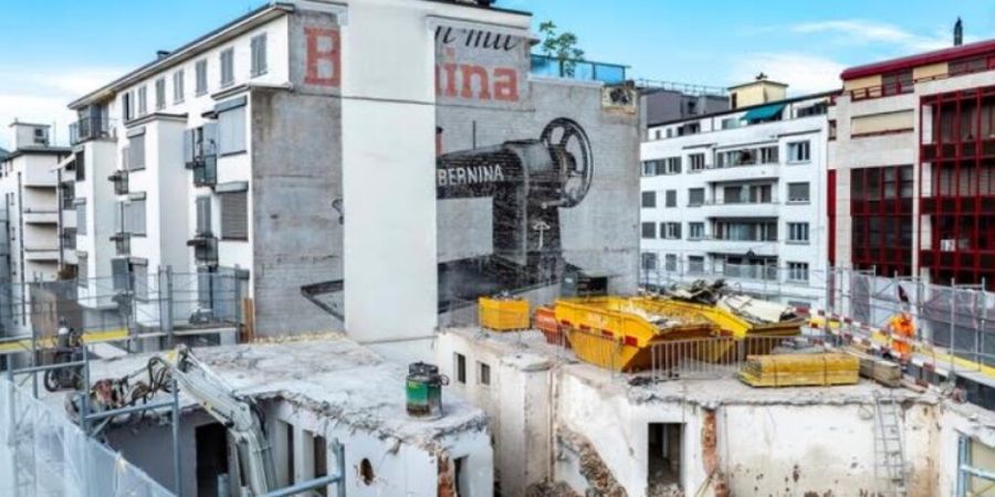 Für eine kurze Zeit ist in Zug eine alte Reklame für Bernina-Nähmaschinen wieder sichtbar.
