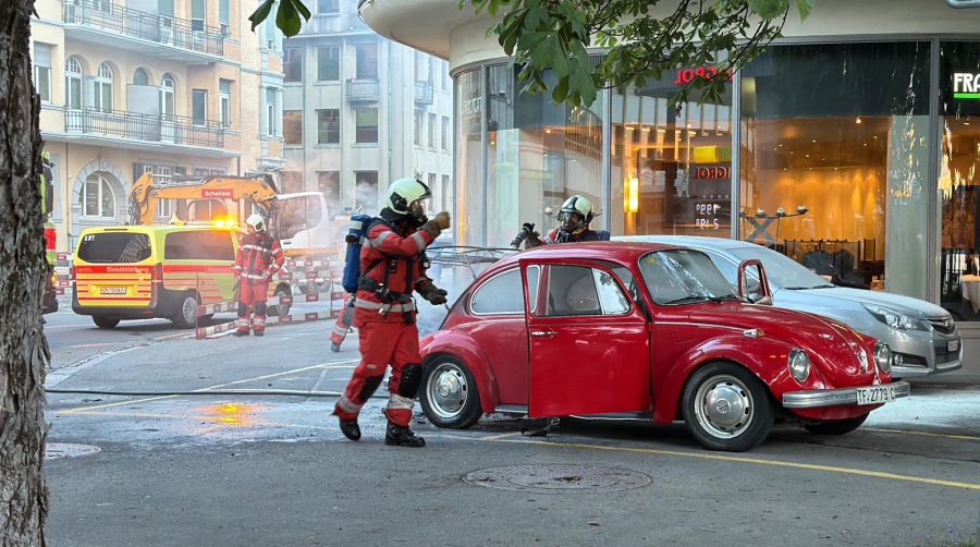 Der Brand ereignete sich neben einer Tankstelle.
