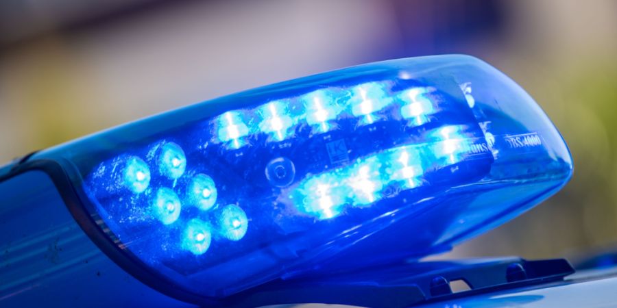 ARCHIV - Ein Blaulicht ist auf dem Dach eines Polizeifahrzeugs zu sehen. Foto: Lino Mirgeler/dpa
