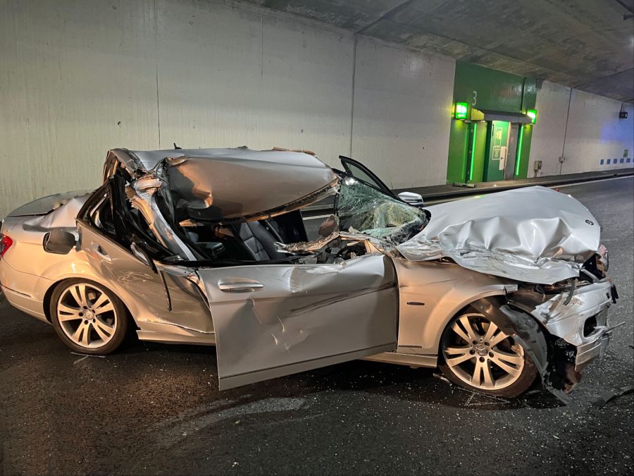 Der Autofahrer wurde mit erheblichen Verletzungen ins Spital gebracht.