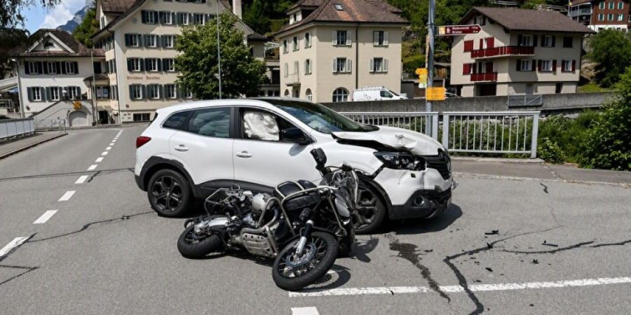 Die Kollision auf der Gotthardstrasse forderte zwei Verletzte.