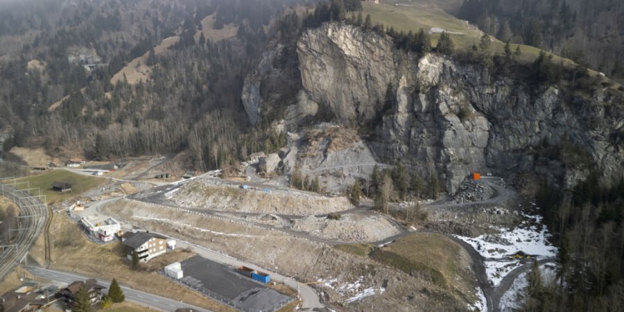 Blick auf Mitholz mit der Felswand im Hintergrund, in der sich das 1947 explodierte Munitionslager der Armee befindet.