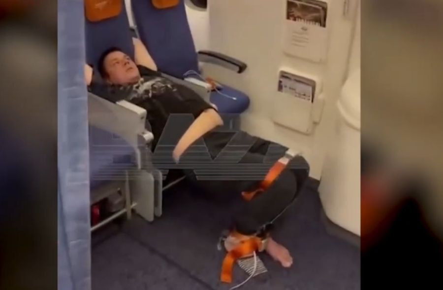 Auf einem Flug von Dubai nach Moskau randaliert dieser Gast. Passagiere und die Crew versuchten ihn zu stoppen.