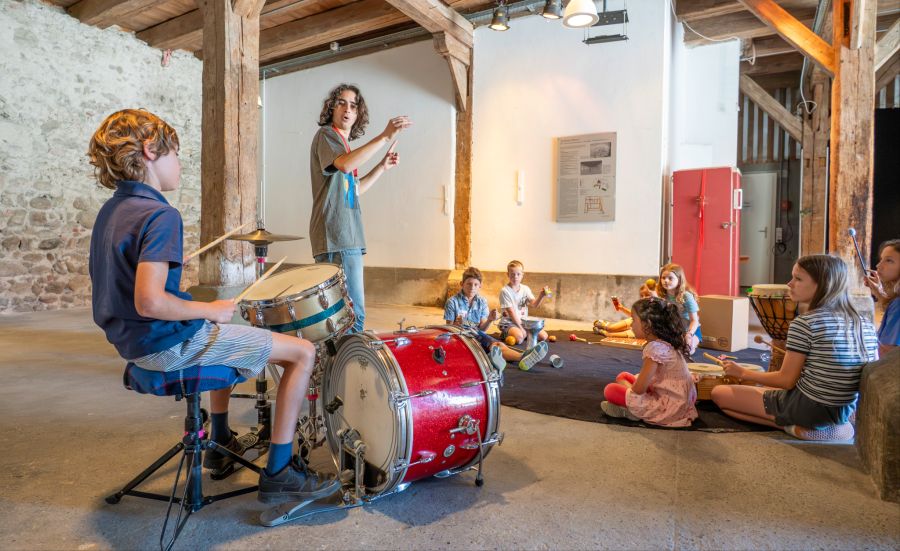 Im Percussion-Workshop bei Coach Elio gibt das Schlagzeug den Takt an.