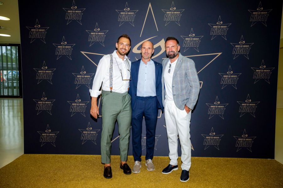 Raeto Raffainer, IIHF-Council, mit Markus Bütler, CEO SC Rapperswil-Jona Lakers, und Sébastien Reuille, Hall of Fame Swiss Ice Hockey.