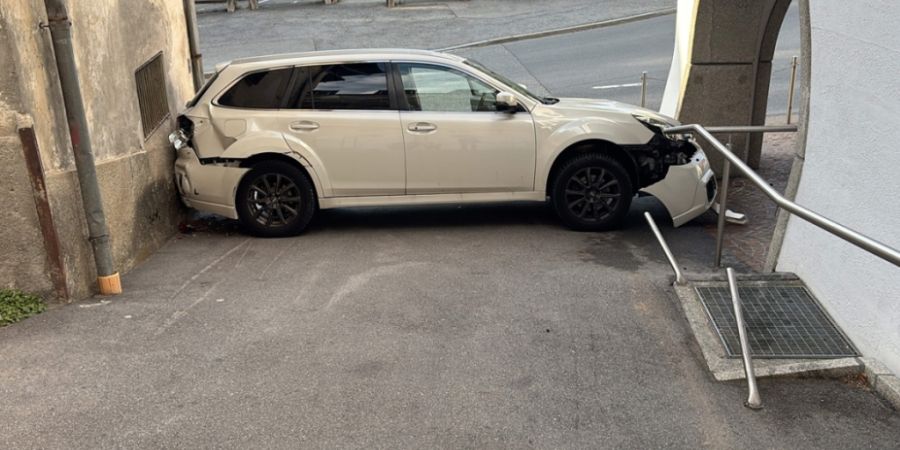 Ein Rentner verursachte in Ilanz, Graubünden, einen Selbstunfall. Der Wagen blieb schliesslich zwischen zwei Häusern stecken.