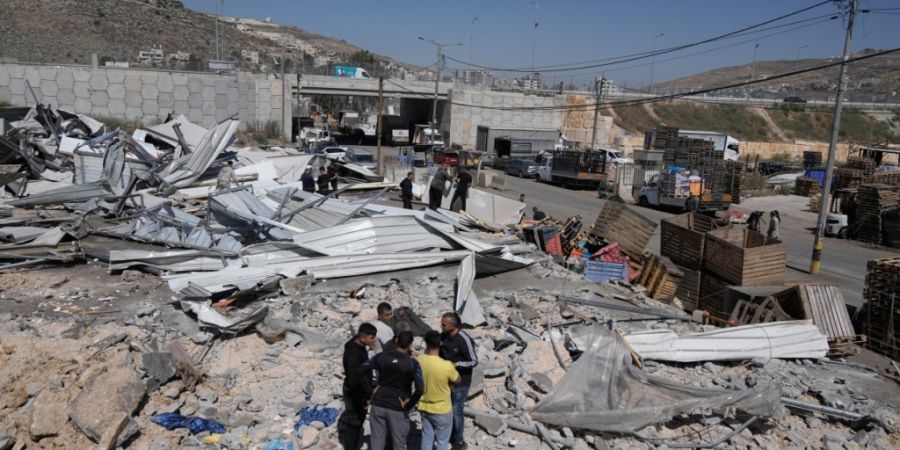 ARCHIV - Palästinenser gehen durch die Trümmer ihrer Häuser, nachdem die israelischen Behörden einen großen Teil des Hauptgemüsemarktes des Westbankdorfes Beita, südöstlich von ...