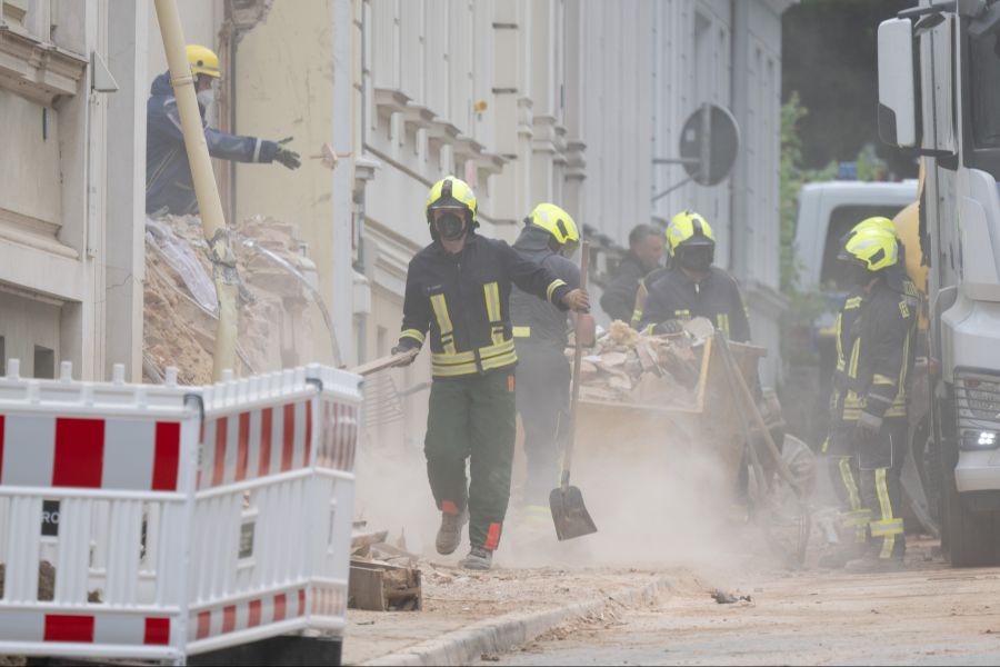 Einsatzkräfte von Feuerwehr, Polizei und THW suchten tagelang nach den drei Vermissten.