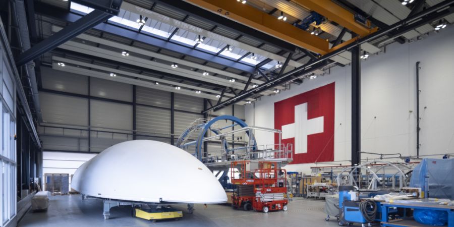 Eine Nutzlastverkleidung für die Raumfahrt liegt in der Montagehalle von Beyond Gravity im luzernischen Emmen. (Archivbild)