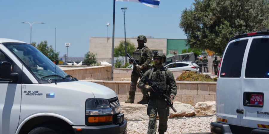 Israelische Sicherheitskräfte stehen am Tatort, nach einer Serie von Schusswaffenangriffen. Foto: Ariel Schalit/AP/dpa