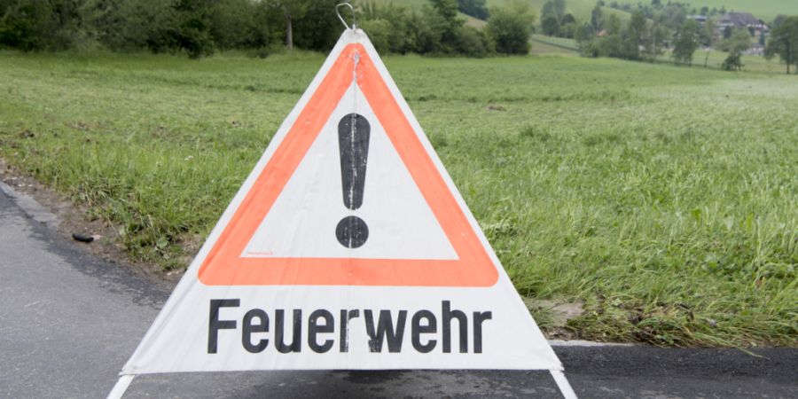 In Biglen mussten Feuerwehrleute einen Scheunenbrand löschen. (Symbolbild)