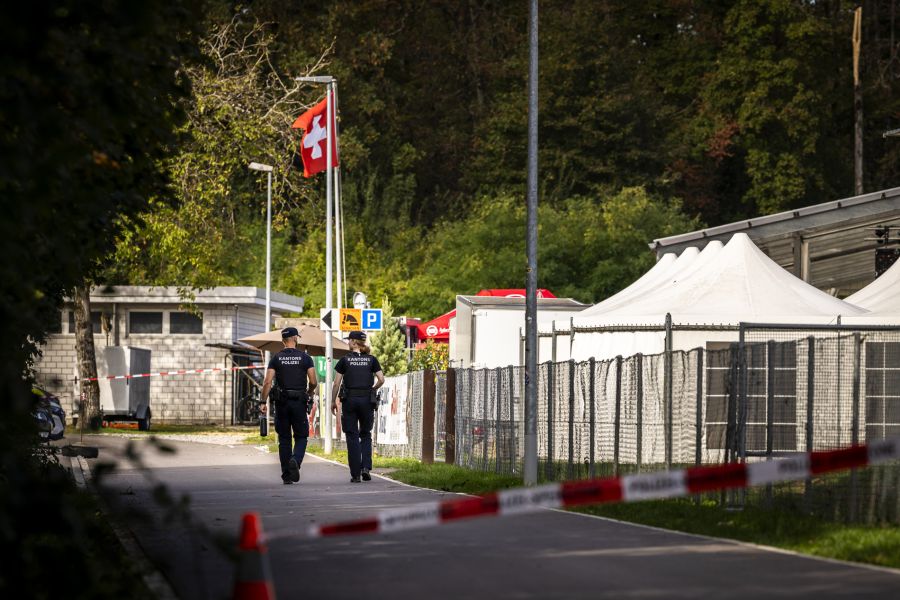 Die Kantonspolizei Aargau sichert das Gelände der Pferderennbahn Schachen – hier hatte auch Livio Montinero mit weiteren Helfern einen Verletzten in Sicherheit gebracht.