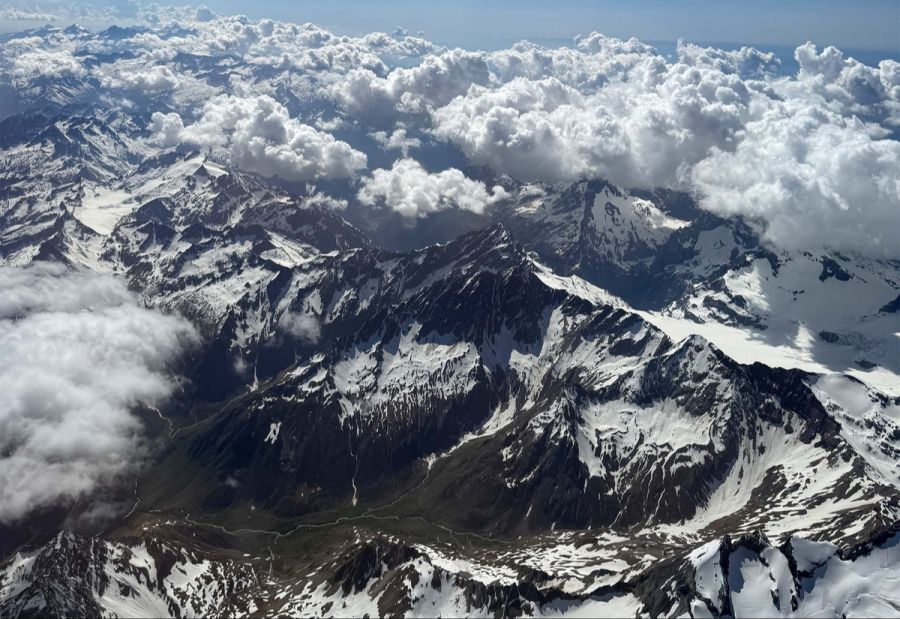 Die tiefere Reiseflughöhe der Dornier 328 ermöglicht eine spektakuläre Sicht auf die Alpen.