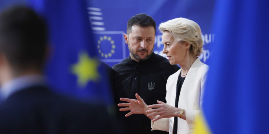 ARCHIV - Die Präsidentin der Europäischen Kommission, Ursula von der Leyen (r), spricht mit dem ukrainischen Präsidenten Wolodymyr Selenskyj als sie zu einem EU-Gipfel im Gebäude de...