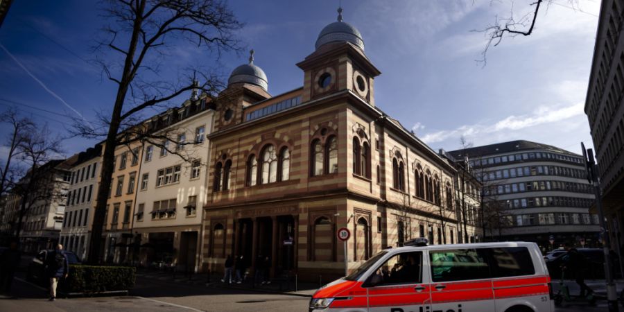 Nach dem Messerangriff auf einen orthodoxen Juden in Zürich im März 2024 wurden die Sicherheitsmassnahmen erhöht. Am 1. Juli steht der damals 15-jährige Täter vor Gericht. (Archivbild)
