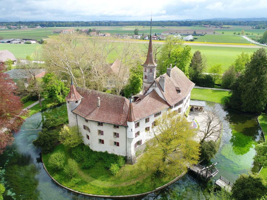 Das Schloss Landshut ist umgeben von Wasser und liegt in Utzenstorf.
