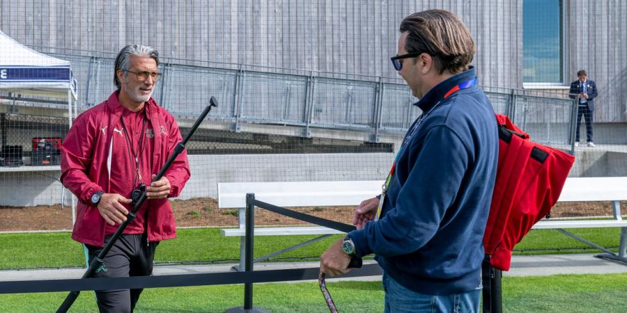 Nati-Trainer Murat Yakin witzelt mit Mischi Wettstein.