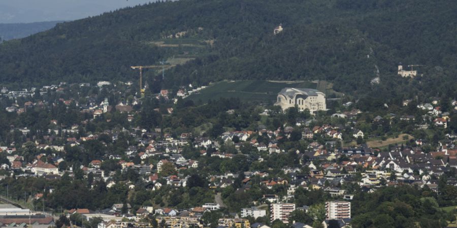 Die Hauptstrasse, die durch die Baselbieter Gemeinden Münchenstein und Arlesheim führt, soll ins Tal verlegt werden. (Archivbild)