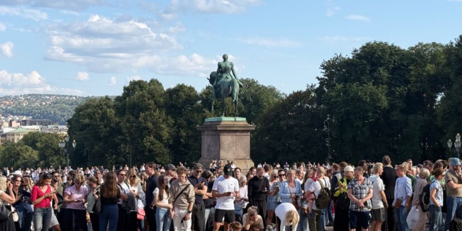 Hunderte Menschen haben sich am Schloss in Oslo versammelt, um ihrem Mitgefühl für die Königsfamilie Ausdruck zu verleihen. Foto: Julia Wäschenbach/dpa
