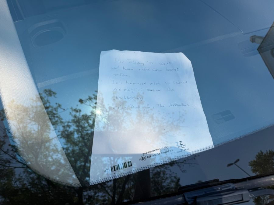 in Zettel hinter der Scheibe verrät: Das Auto kann offenbar nicht mehr bewegt werden.