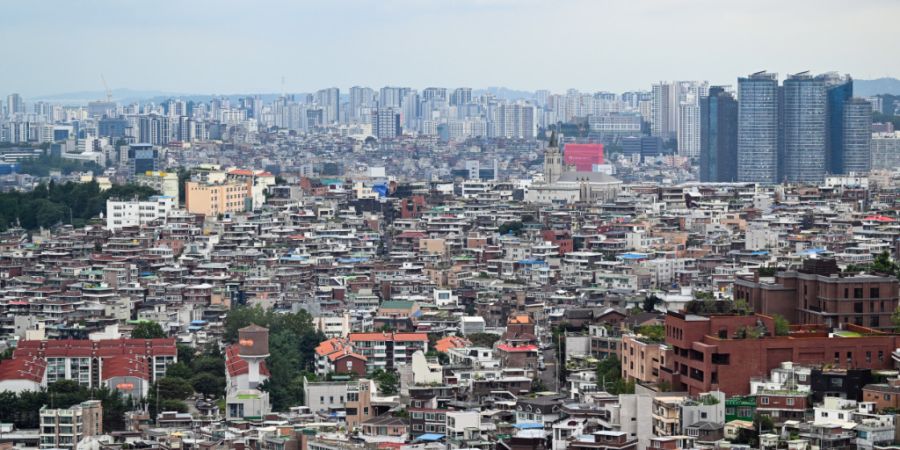ARCHIV - Wohn- und Geschäftshäuser in der Innenstadt von Seoul. Foto: Soeren Stache/dpa