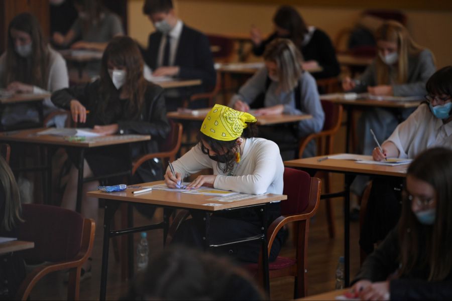 Jährlich schliessen rund 90'000 Personen eine Lehre oder die Matura ab.
