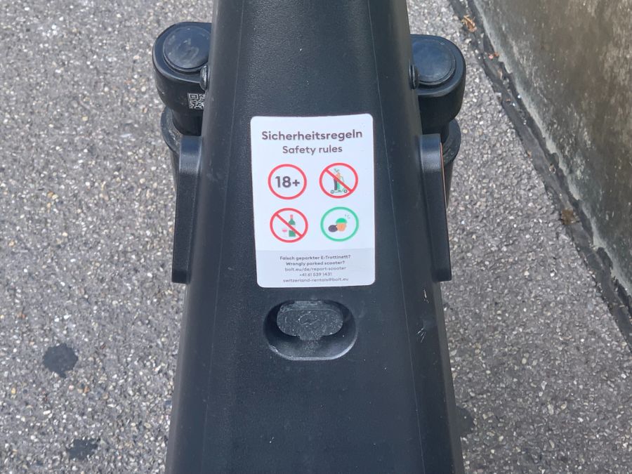 Bei den Scootern von Bolt ist das Schild mit den «Sicherheitsregeln» unauffällig unten an der Lenkstange angebracht.