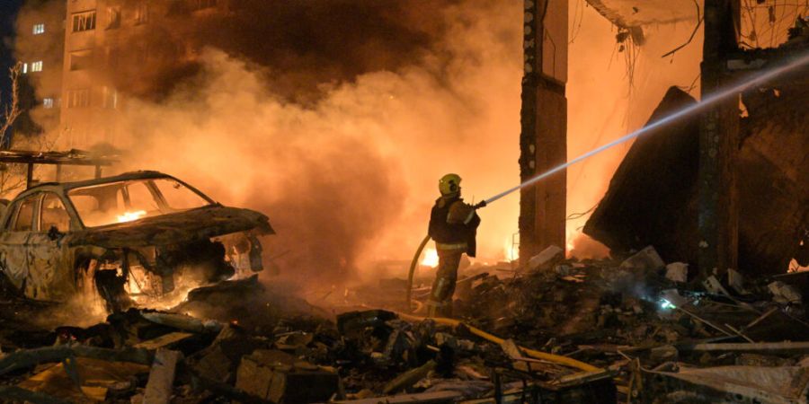 dpatopbilder - Rettungskräfte sind in Kiew, Ukraine, damit beschäftigt, einen Brand zu löschen, der nach russischen Raketenangriffen ausgebrochen ist. Foto: Danylo Antoniuk/AP/dpa