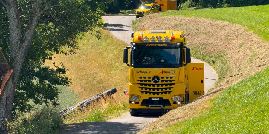 Das Unfallfahrzeug wird nun geborgen.