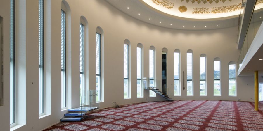 In Westen der Stadt St. Gallen könnte eine neue Moschee entstehen. Im Bild zu sehen ist der Gebetsraum der Moschee in Wil SG. (Archivbild)