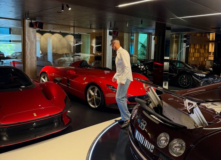 Cristiano Ronaldo bestaunt seine eindrückliche Auto-Sammlung.