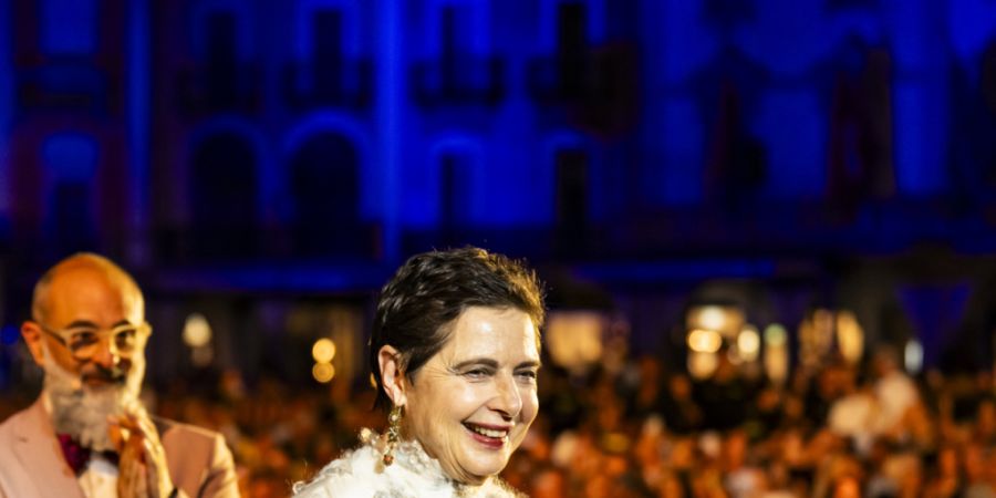 Auf Augenhöhe mit dem berühmten Vater: Die italienische Schauspielerin Isabella Rossellini hat am Locarno Film Festival den Excellence Award entgegen genommen.