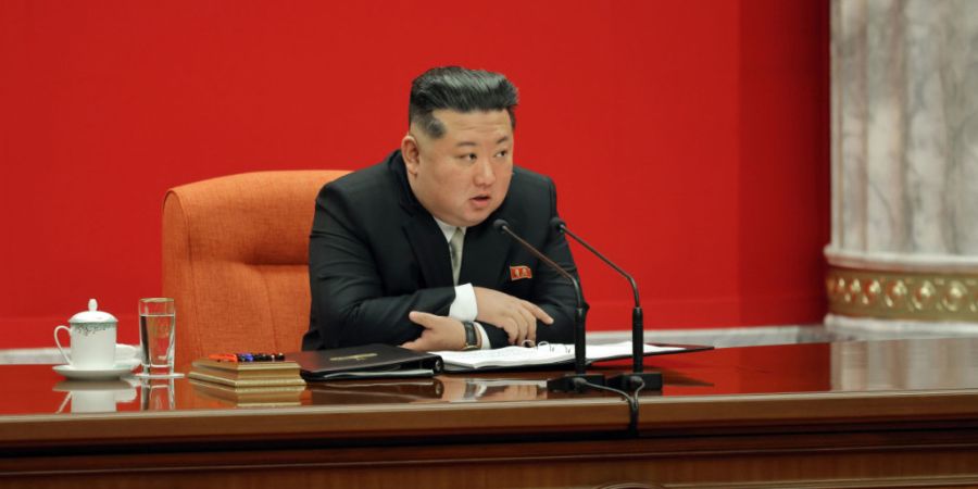 HANDOUT - Die von der staatlichen nordkoreanischen Nachrichtenagentur KCNA zur Verfügung gestellte Aufnahme zeigt nach Angaben von KCNA den Machthaber von Nordkorea, Kim Jong Un, währ...