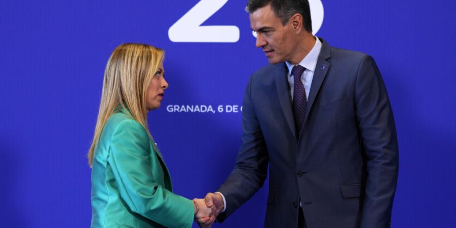 ARCHIV - Giorgia Meloni (l), Ministerpräsidentin von Italien, wird durch Pedro Sanchez (r), Ministerpräsident von Spanien, am EU-Gipfel 2023 begrüßt. Foto: Manu Fernandez/AP/dpa/Arc...