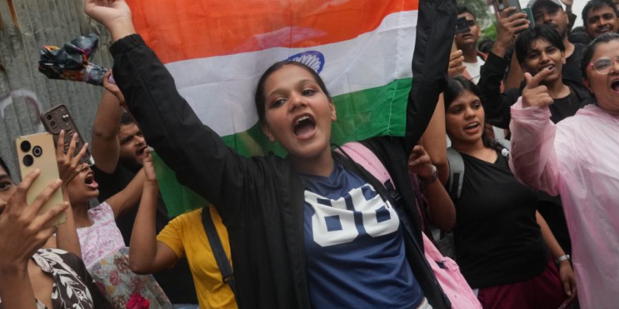 Demonstranten skandieren in Mumbai Parolen während einer Kundgebung, bei der Bildungsreformen gefordert werden - im Rahmen der Protestbewegung der «Cockroach Janta Party». Foto: Rafi...