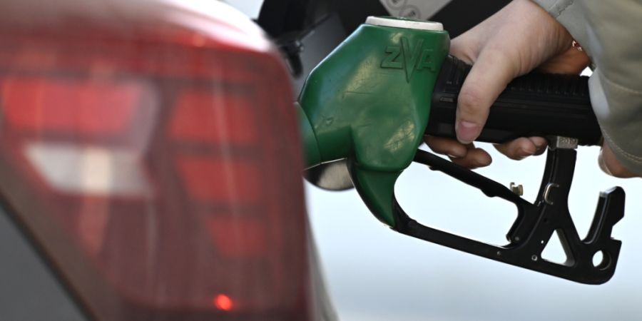 Wer zu Pfingsten mit dem Auto verreisen will, muss wieder tiefer in die Tasche greifen. (Archivbild)