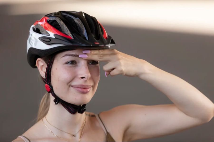 Der Helm sitzt zwei Fingerbreit über der Nasenwurzel. Die Seitenränder treffen sich direkt unter dem Ohr.