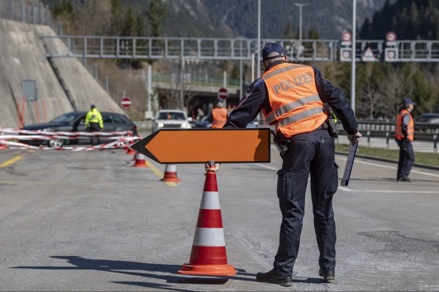Auf der Südseite wurde er angehalten und von der Tessiner der Urner Kantonspolizei übergeben.