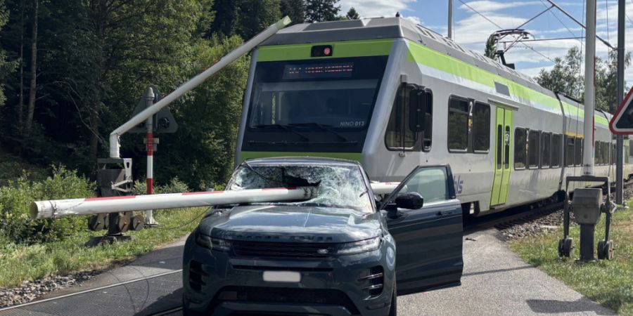 Der Autofahrer verletzte sich beim Unfall in Schafhausen im Emmental. (Nummernschild von der Quelle unkenntlich gemacht)