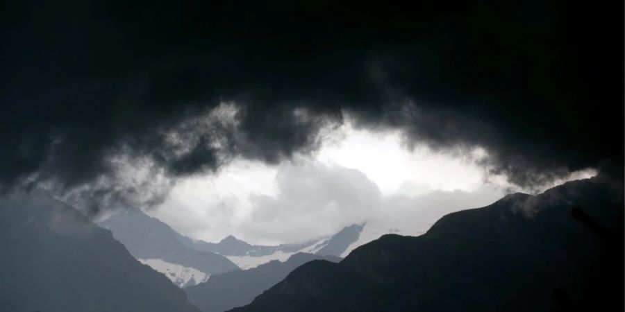 Dunkle Gewitterwolken hängen über dem Berner Oberland und seiner Tourismus-Branche.