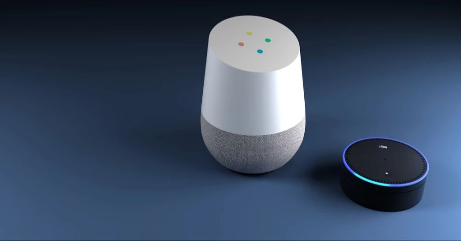 Smart Speaker Amazon Echo auf einem blauen Hintergrund