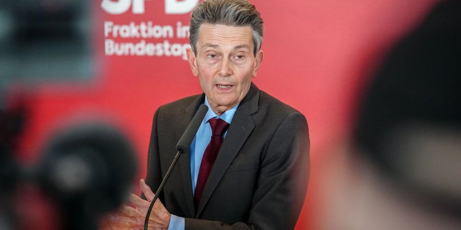 Rolf Mützenich ist jahrzehntelang für Abrüstung eingetreten. (Archivbild)