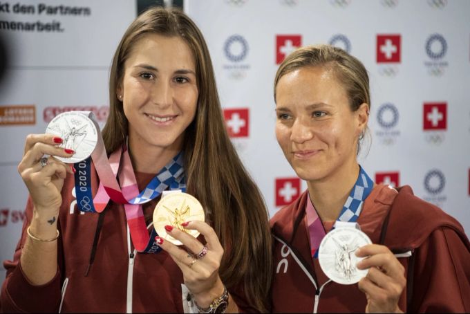 Belinda Bencic (links) kann ihren Titel von Tokio bei Olympia 2024 nicht verteidigen: Die Tennisspielerin ist kürzlich Mutter geworden. Olympia 2024