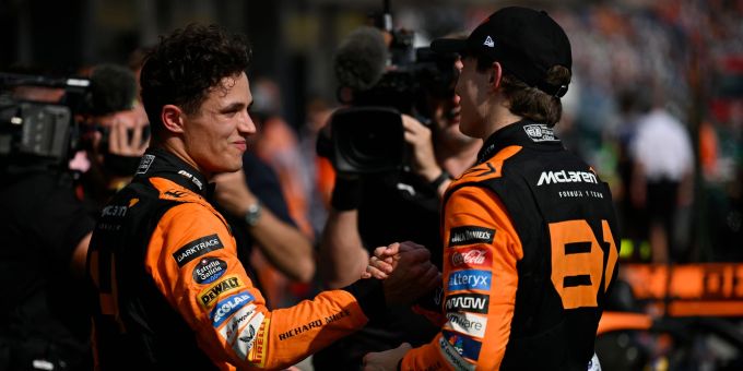 Lando Norris (l.) gratuliert seinem Teamkollegen Oscar Piastri zum Sieg im Ungarn-GP der Formel 1. Formel 1
